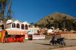 Brzeg jeziora Titicaca z infrastrukturą rozrywkową i turystyczną.