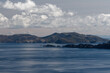 Widok na jezioro Titicaca z góry na brzegu
