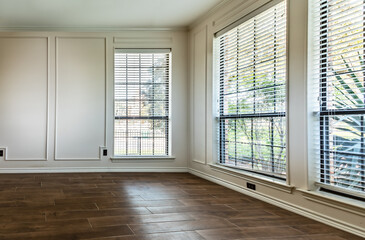 Empty living room with hardwood floor and emtpy white walls