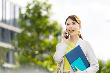 Poster - スマホで通話する女性