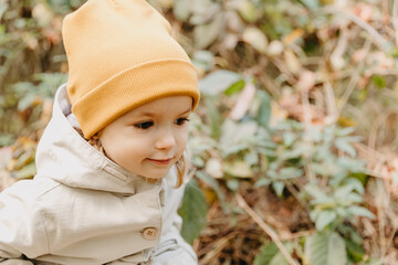 Wall Mural - girl dressed in stylish autumn clothes posing for a photo on a walk in the park