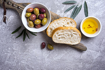 Wall Mural - Bowl of delicious olives with oil and bread