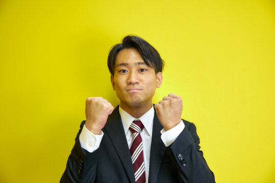 応援するスーツ姿の日本人男性