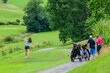 © ARochau - Familie beim gemeinsamen Golfspiel