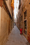 Fototapeta Uliczki - イタリア　ヴェネチアの古びた路地裏
