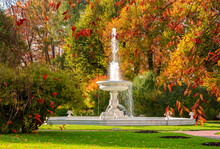 Saint Petersburg, Russia - October 2021: Vase Fountain In Autumn Foliage In Garden Of Catherine Palace, Tsarskoe Selo (Pushkin)