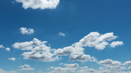 Wall Mural - fluffy white clouds down to horizon with blue sky