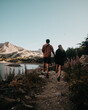 © Joffrey - Couple baladant au bord d'un lac