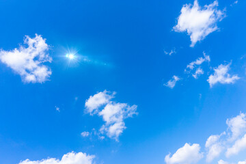 Wall Mural - 青いグラデーションが美しい大空と雲と太陽光の背景素材_n_10
