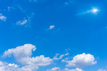 Canvas Print - 青いグラデーションが美しい大空と雲と太陽光の背景素材_n_13