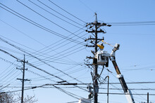 電柱と電線の工事 Construction Of Utility Poles And Electric Wires