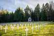 © Comme en pixels - mémorial militaire, croix dans cimetière avec chapelle au coucher du soleil