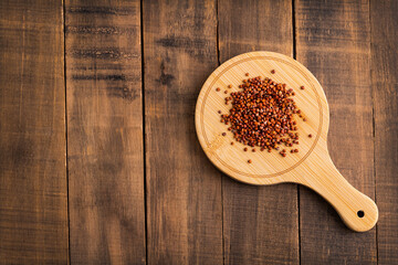 Canvas Print - Chenopodium quinoa - Red organic quinoa seeds on the wooden board