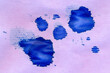 Blauer Tintenklecks bzw. Tintenfleck auf Papier