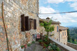 Haus mit kleiner Terrasse in der Altstadt von San Gimignano mit Ausblick auf Toskana Landschaft
