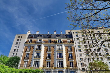 Wall Mural - Façade d'Immeuble ancien parisien. Ciel bleu.