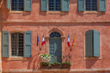 Fototapeta Na drzwi - Rathausfassade Roussillon (Vaucluse)