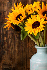 Fotomurales - Bouquet of sunflowers on wooden background.