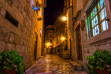 Canvas Print - Narrow Kotor street