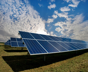 Painéis solares em momento com nuvens