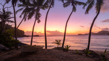 Romantischer Sonnenuntergang Am Strand Anse Takamaka Beach Mit Blick Auf Ein Gelbes Ruderboot Auf Der Insel Mahé Auf Den Seychellen