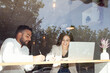 © Sophiaarenasphoto - Reunión en cafetería. Personas a través del espejo- Escaparate. Entrevista de trabajo. Reunión. Hombre y mujer hablando. Lifestyle. Personas emprendedoras. Personas de negocios. Empresarios.