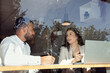 © Sophiaarenasphoto - Reunión en cafetería. Personas a través del espejo- Escaparate. Entrevista de trabajo. Reunión. Hombre y mujer hablando. Lifestyle. Personas emprendedoras. Personas de negocios. Empresarios.