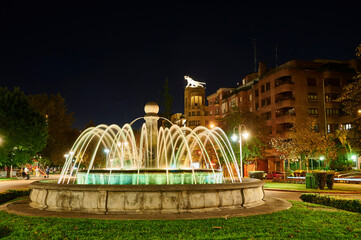 Wall Mural - Fountain in the park of Botica Vieja with the tiger sculpture at the background at night