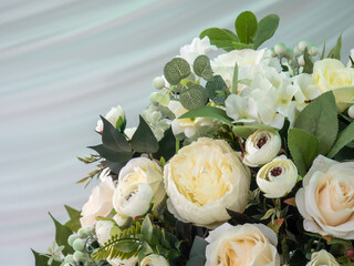 Poster - Closeup shot of a beautiful bouquet of white roses with green leaves