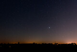 Fototapeta Na sufit - Nocne niebo z widocznym Jowiszem.