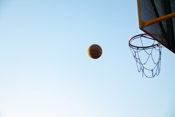 Canvas Print - Scenic shot of a ball in the air dropping into the basket