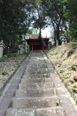 Wall Mural - 狭く急な石階段の先に鎮座している、朱塗りの小さな神社