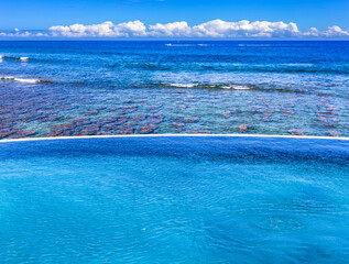 Poster - Piscine à débordement avec vue sur le lagon