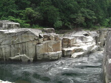 川と岩