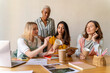 © VITTA GALLERY/Westend61 - Businesswomen having a meeting in office working on reusable cups