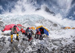 © WWW.ALUNRICHARDSON.CO.UK/Westend61 - Nepal, Solo Khumbu, Everest, Western Cwm, Mountaineers sitting in Camp