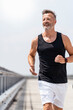 © Daniel Ingold/Westend61 - Sporty man jogging