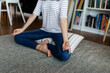© VALENTINA BARRETO STUDII/Westend61 - Young woman meditating while sitting on pillow at home