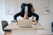© Gustafsson/Westend61 - Young businesswoman practicing yoga on desk in office