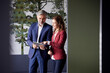 © Rainer Berg/Westend61 - Businessman and businesswoman working together on tablet in office