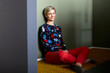 © Rainer Berg/Westend61 - Portrait of a smiling blond woman sitting on carpet