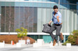 © GERMAN GONZALEZ/Westend61 - Young excited businessman holding briefcase while jumping outdoors