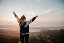 South Africa, Cape Town, Kloof Nek, Happy Woman Enjoying The View At Sunset