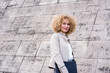 © Linda Meyer/Westend61 - Portrait of fashionable blond woman with with folder