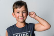 © Giorgio Magini/Westend61 - Portrait of strong boy, white background