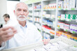 © Pavel Horak/Westend61 - Pharmacist taking medicine from cabinet in pharmacy