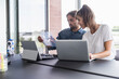 © UWE_UMSTAETTER/Westend61 - Young man and woman working together at desk in office