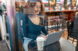 © William Perugini/Westend61 - Young woman using laptop in a cafe