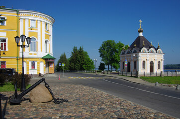 Canvas Print - Rybinsk, Russia - May, 2021: View of the Nikolskaya chapel on the Volzhskaya embankment and Monument Anchor on Stoyalaya Street