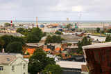 Fototapeta Miasto - Über den Dächern von Liepaja (Liebau) mit Blick zum Hafen und der Ostsee